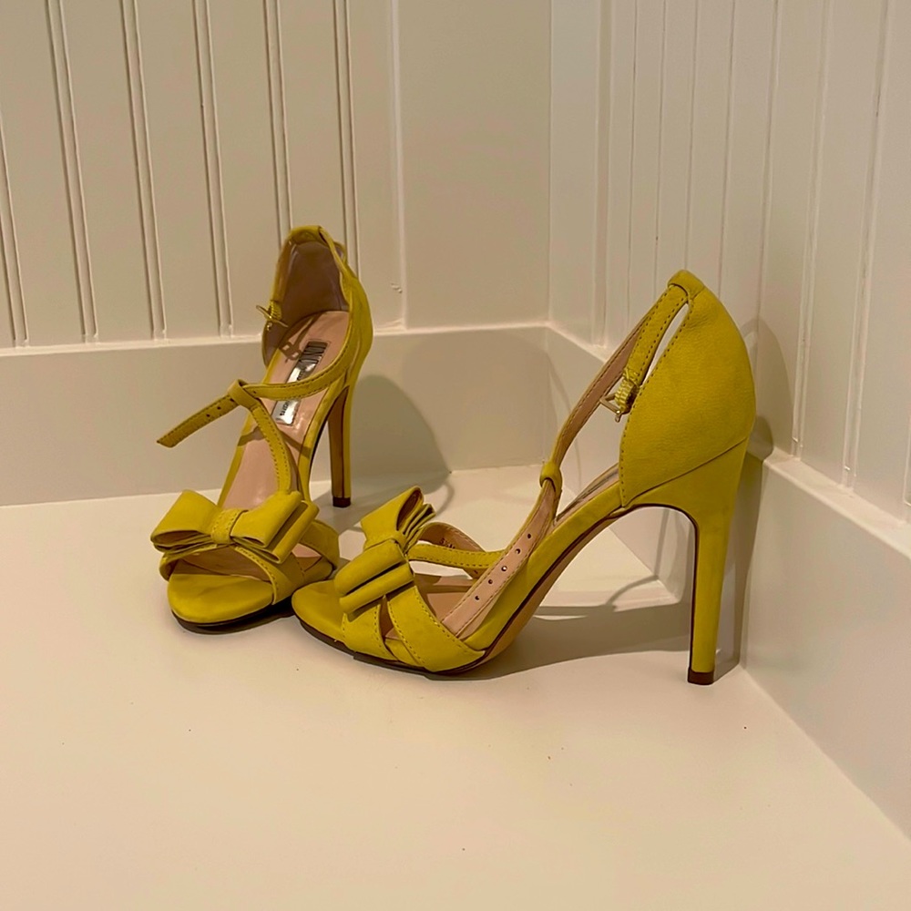 Women’s size 6, yellow/greenish sandals.